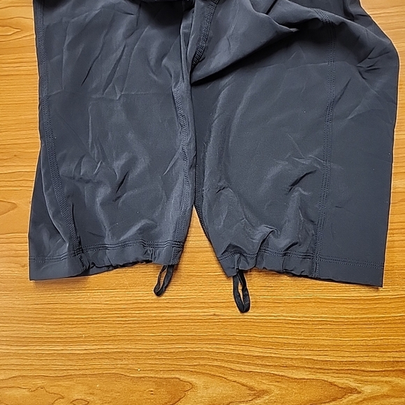 Lululemon Wide Leg Capri Yoga Pants Ankle Drawstring Back Pocket Sz 8 Black/Pink - Picture 8 of 11